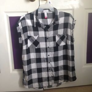 Black and White Sleeveless Flannel Women's XL